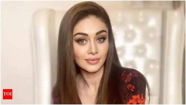 Shefali Jariwala’s last rites at Oshiwara Crematorium, same as Sidharth Shukla; Family and friends gather to pay final respects