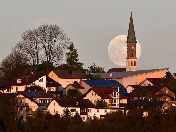 Mondaufgang mit Kirche