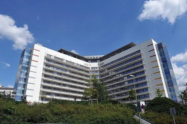 Motolská nemocnice znovu otevírá část urgentního příjmu. Byl zavřený kvůli spalničkám