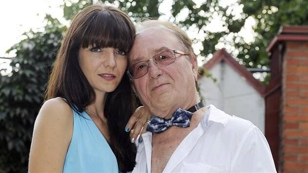 Alice Jandová je o čtyřicet let mladší než její manžel zpěvák, Petr Janda. Pár spolu má dvě děti a zdá se, že jim to i po letech soužití klape.