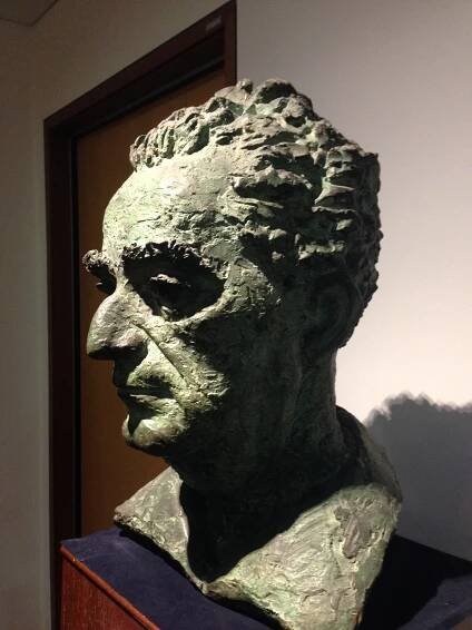 Soubor:Peter Lambda, Bust of David Marshall (1956), School of Law, Singapore Management University - 20150401-04.jpg – Wikipedie