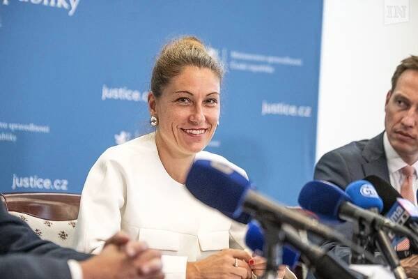 Tisková konference ministryně spravedlnosti Evy Decroix k bitcoinové kauze | PrahaIN 