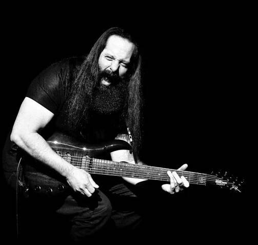 Joe Satriani, John Petrucci a Uli John Roth: Kytaroví veteráni v Praze druhým objektivem