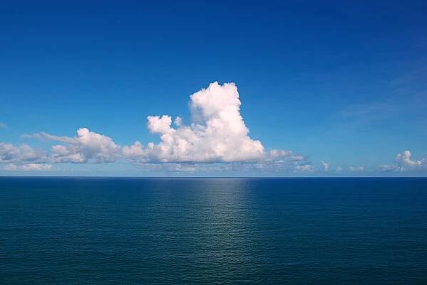 Soubor:Clouds over the Atlantic Ocean.jpg