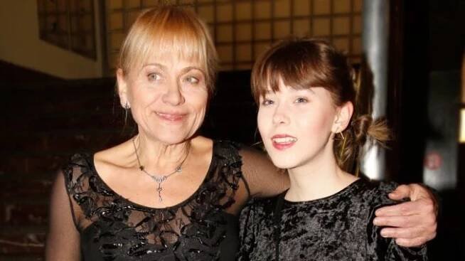 Po rozchodu vyrazila Pavla Tomicová do společnosti s dámským doprovodem. Garde jí dělá půvabná dcera