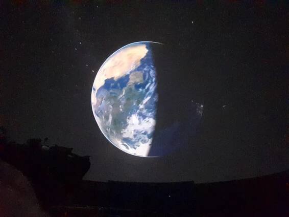 Základní škola Praha - Kbely | Páťáci navštívili holešovické planetárium a Maroldovo panorama