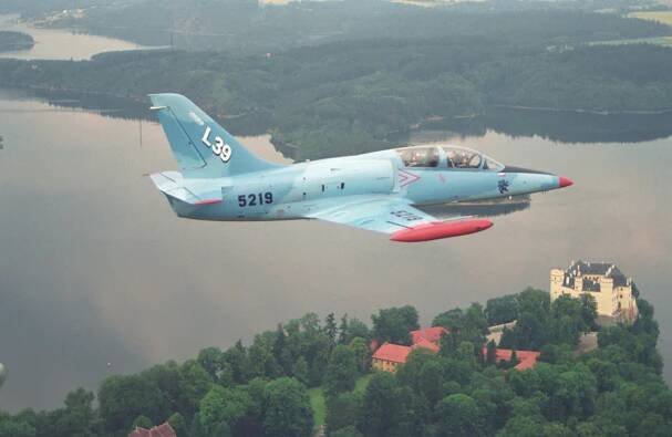 Albatros z Aera stále ve formě. Cvičný letoun nadchl i Toma Cruise a Elona Muska