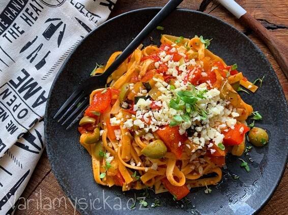 Tagliatelle "rajčata cuketa paprika" + olivy a sýr - atraktivní těstoviny plné zeleniny - vařilamyšička.cz