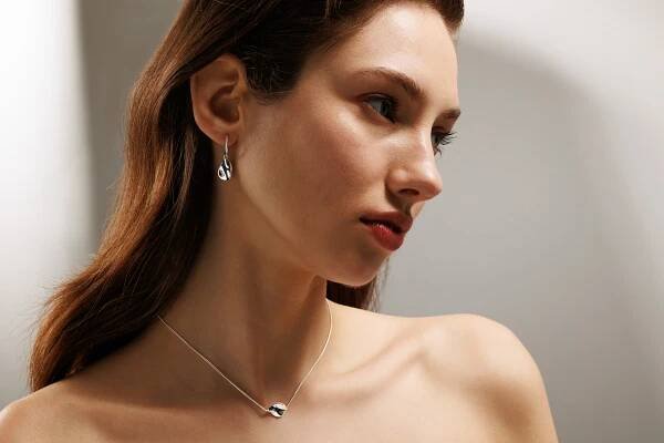 Rosa Tudor Zircon Hoops Large - stříbrné náušnice kroužky se zirkony