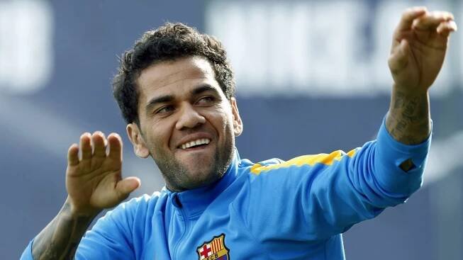 Plat mu vystačí sotva na jedno pivo. Alves po návratu do Barcelony nechce prakticky nic
