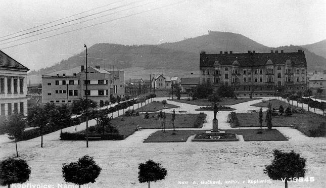 Kopřivnice, Masarykovo náměstí, pohled k východu; asi 30. léta 20. století (sbírka Jiřího Fiedlera).
