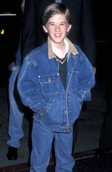 Actor Haley Joel Osment attends the "Bicentennial Man" Hollywood Premiere on December 13, 1999 at the El Capitan Theatre in Hollywood, California