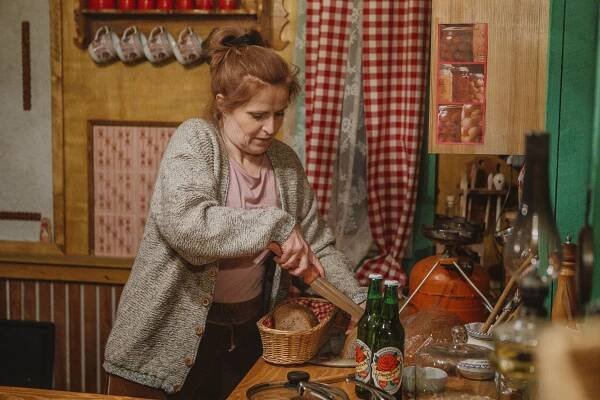 Osada - Epizoda 1 - Z filmu - Eva Leinweberová