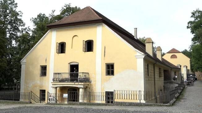 Velký mlýn v Praze 8 prošel razantní proměnou. Barokní budovu nově obývá knihovna i kavárna