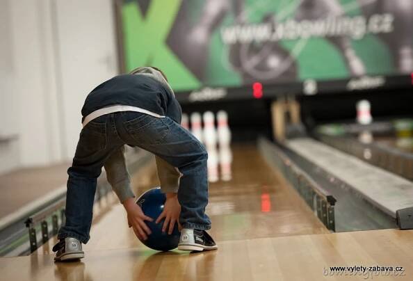 Xbowling Žižkov - bowling s dětskými dráhami a dětskou bowlingovou školičkou