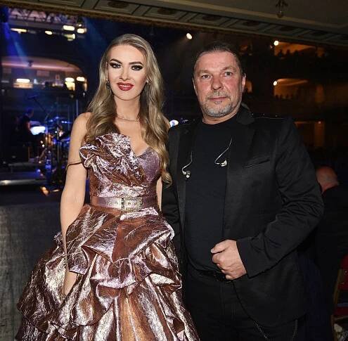 Operní diva plánuje návrat z Floridy domů: Po duetu s Kolářem zářila ve zlaté róbě na koncertě Machálkové