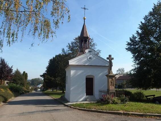 Soubor:Drahlov (Charváty), kaple (2).jpg