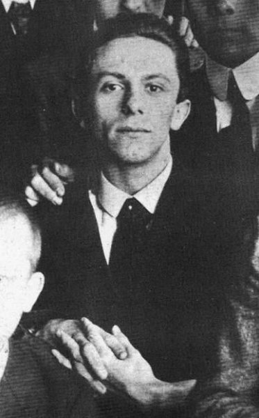 Joseph Goebbels (1897 - 1945) byl jedním z nejvyšších nacistických představitelů. Byl říšským ministrem propagandy a jedním z nejbližších spolupracovníků Adolfa Hitlera. Jako mladý byl nadaným studentem filozofie.