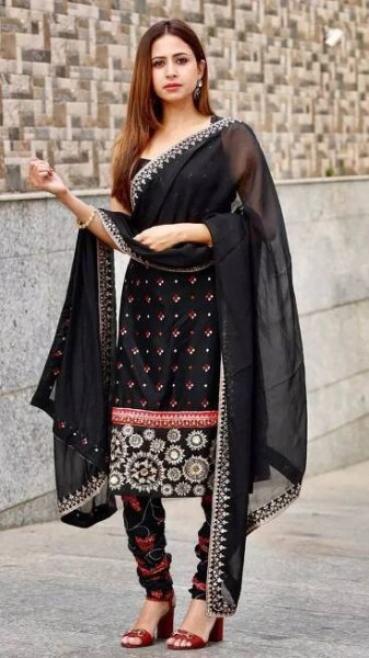 Sargun Mehta's classic festive wear is a timeless elegance for every celebration