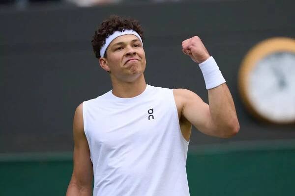 Ben Shelton of the United States reacts against Marton Fucsovics
