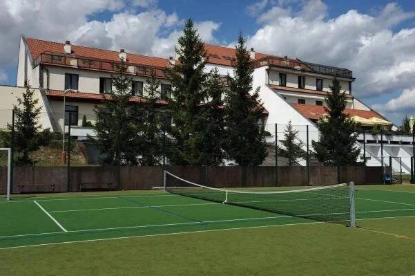 Tenis alebo squash v ubytovaní Hotel Berounka alebo jeho okolí
