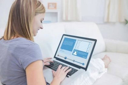 Žena sedí na gauči a kontrola sociální mediální profil s laptopem — Stock obrázek