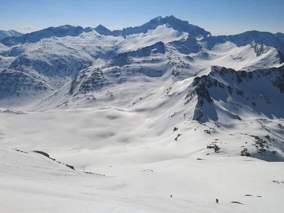 Das Bild zeigt eine der Besten Skitouren Maltatal, die Mehrtagestour über die Hochalmspitze und den Ankogel zur Oberlercherspitze. Skifahrer in weiter Gebirgslandschaft, im Hintergrund die Hochalmspitze und blauer Himmel.