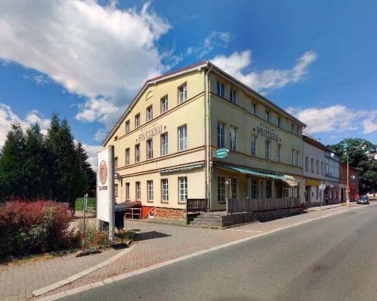 Penzion : Na Jiráskovy oslavy 1.8. – 6.8 . máme volný apartmán v rodinném domě v centru Hronova ( ložnice 3osoby + kuchyňka