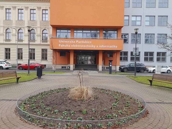 Fakulta elektrotechniky a informatiky na Univerzitě Pardubice, kde v pátek 4. února probíhal den otevřených dveří. Výhodou bylo, že mohl byt po dlouhé době opět „naživo“.