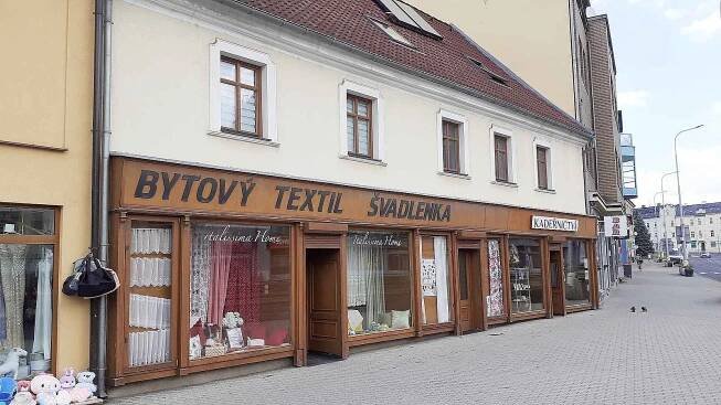 Švadlenka v Litvínově, sem jezdí nakupovat ženy z Mostu.