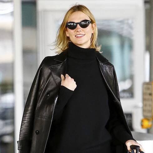 Karlie Kloss Wore Skinny Jeans and Flats to the Airport in the Most 2019 Way