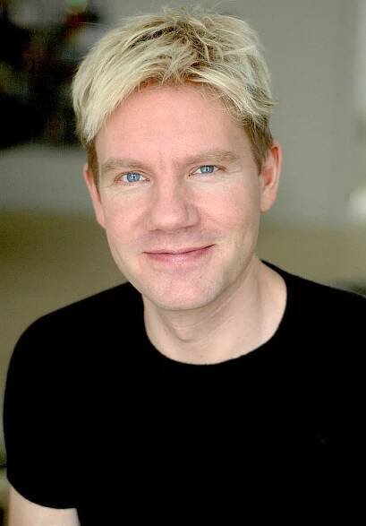 Bjørn Lomborg (* 6. ledna 1965 Frederiksberg) je dánský statistik, který absolvoval studia politologie na univerzitě v Aarhusu a v Kodani. Na první jmenované univerzitě do roku 2005 působil jako profesor statistiky na katedře politologie. V letech 2002-2004 byl ředitelem Institutu pro hodnocení životního prostředí. Od roku 2005 přednáší na Obchodní škole v Kodani a v roce 2006 se dostal do funkce ředitele Centra Kodaňského konsensu. ▬ Slavným se stal díky své knize Skeptický ekolog, která roku 1998 vyšla v Dánsku a o 3 roky později také anglicky, v češtině pak roku 2006. Kniha rozpoutala celosvětovou debatu o životním prostředí. ▬ V roce 2004 ho časopis Time zařadil mezi sto nejvlivnějších lidí světa. Od roku 2012 žije v Praze.