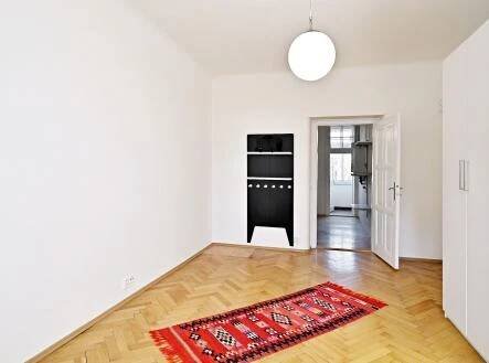 Pronájem bytu 2+1, 80m², včetně zasklené lodžie, plus sklep 8m², dvůr, výtah, OV, Praha Pohořelec. | reality selong