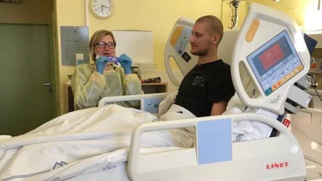Devět měsíců po brutálním napadení se ochrnutý mladík začal hýbat. Rodina je na pokraji sil