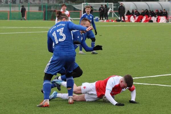 Podívejte se: Zmrzlý souboj lídrů ČFL. Rezerva Slavie porazila Velvary
