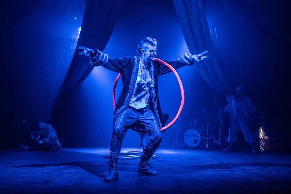 Napětí, zábava i kabaret. Ohana horor cirkus baví diváky v Komárově. Do neděle