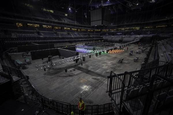 Zákulisí PlayOffs: V O2 universum je povrch, v O2 areně visí technika | Jezdci.cz