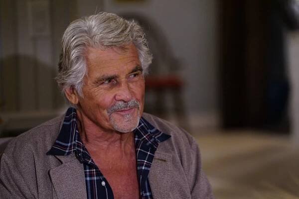 Rodinka na kousky - Hospital Boudoir Time-Out Namaste - Z filmu - James Brolin