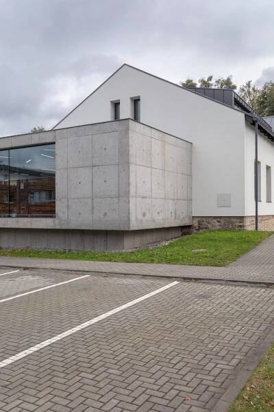 Architekt Kamil Mrva představuje budovu potravin Hruška v Trojanovicích | EARCH.cz