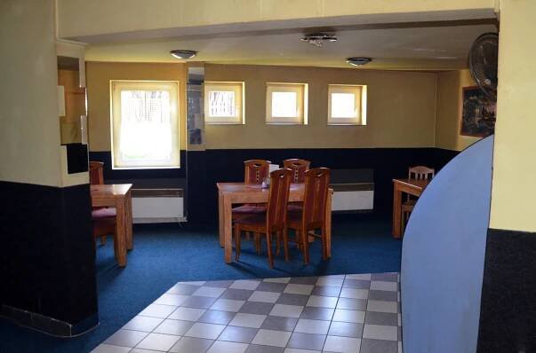 Komerční objekt s restaurací a prodejnou, uprostřed sídliště