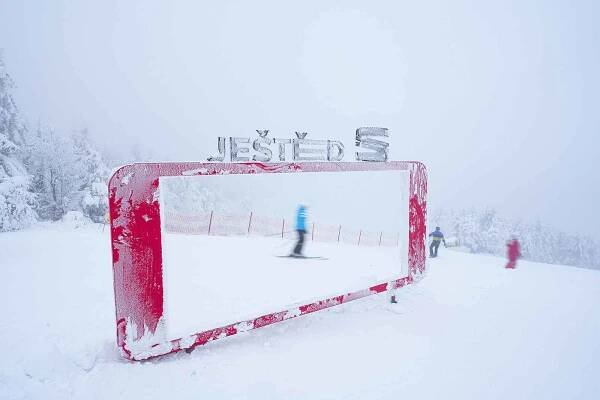 FOTO: Ski areál Ještěd zahájil slavnostně sezónu, láká i na noční lyžování