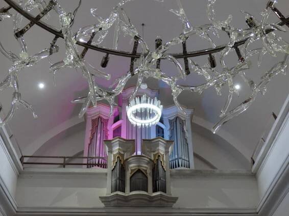 Interiér kostela Povýšení svatého Kříže s expozicí sklárny J. Pačinek