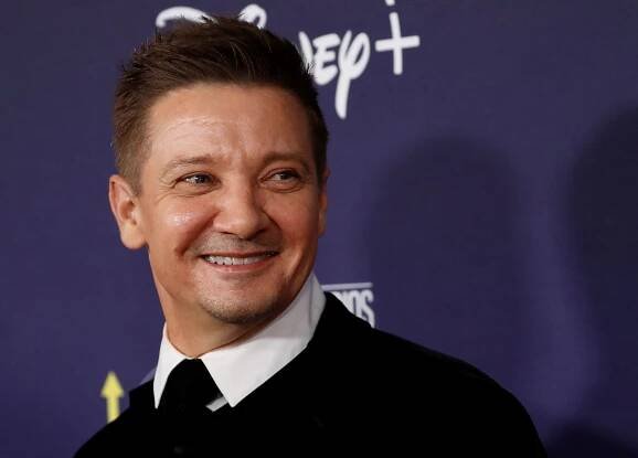 Jeremy Renner shows off strides in recovery on treadmill