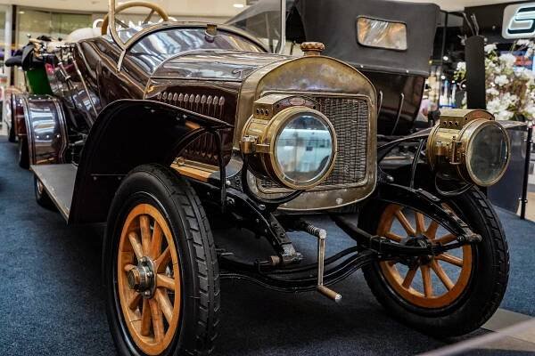 Historické vozy nebo Enyaq, který vozil papeže. Začala výstava automobilky Škoda