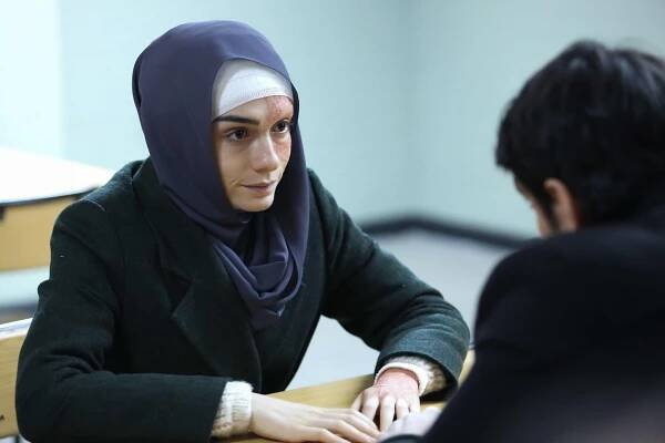 Alev Alev - Episode 12 - Z filmu - Hazar Ergüçlü