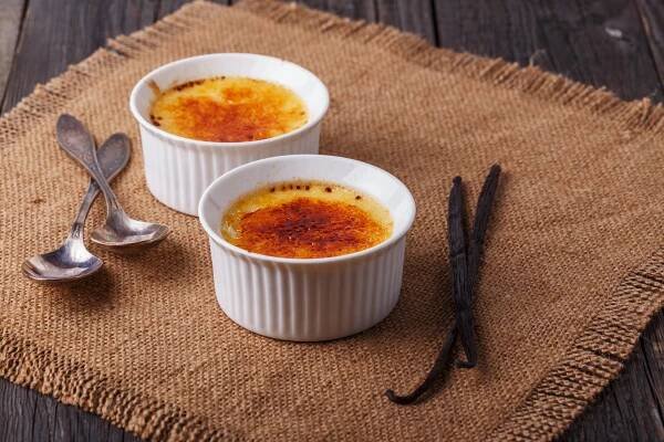 creme brulee - tradiční dezert z francouzské vanilkové smetany. - crème brulee - stock snímky, obrázky a fotky