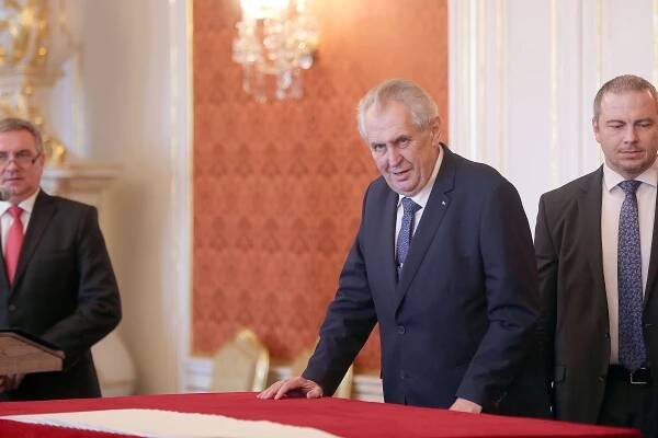 Foto: Prezident žije, třetí vystoupení vyšlo, soudci se dočkali. Přípitek za něj obstaral Ovčáček