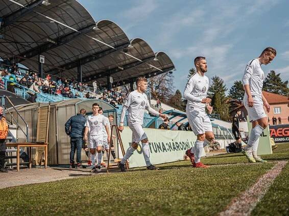 Další cenné vítězství si na drnovickém trávníku připsali fotbalisté MFK Vyškov (bílé dresy). Porazili Varnsdorf 2:0.