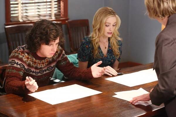 Průměrňákovi - Až moc veselé Vánoce - Z filmu - Charlie McDermott, Greer Grammer
