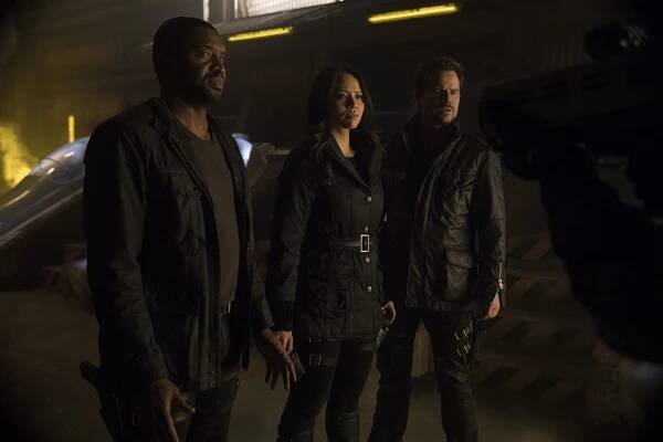 Dark Matter - The Dwarf Star Conspiracy - Z filmu - Roger Cross, Melissa O'Neil, Anthony Lemke